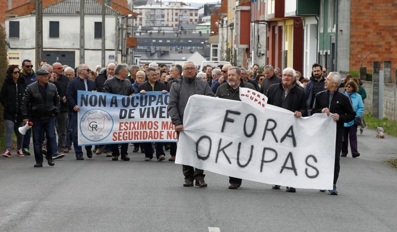 Protesta en el barrio lucense de As Gándaras contra las ocupaciones de viviendas / Eliseo Trigo