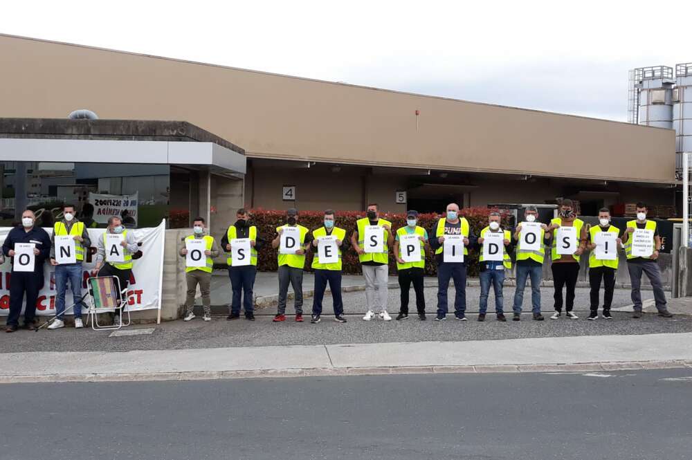 Los trabajadores protestan contra los despidos en Cándido Hermida / CIG