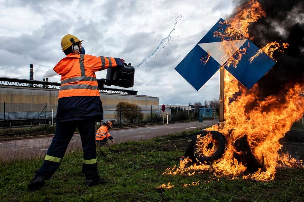 Imagen de archivo de las protestas de los trabajadores de Alcoa en San Cibrao. EFE/Emilio Pérez