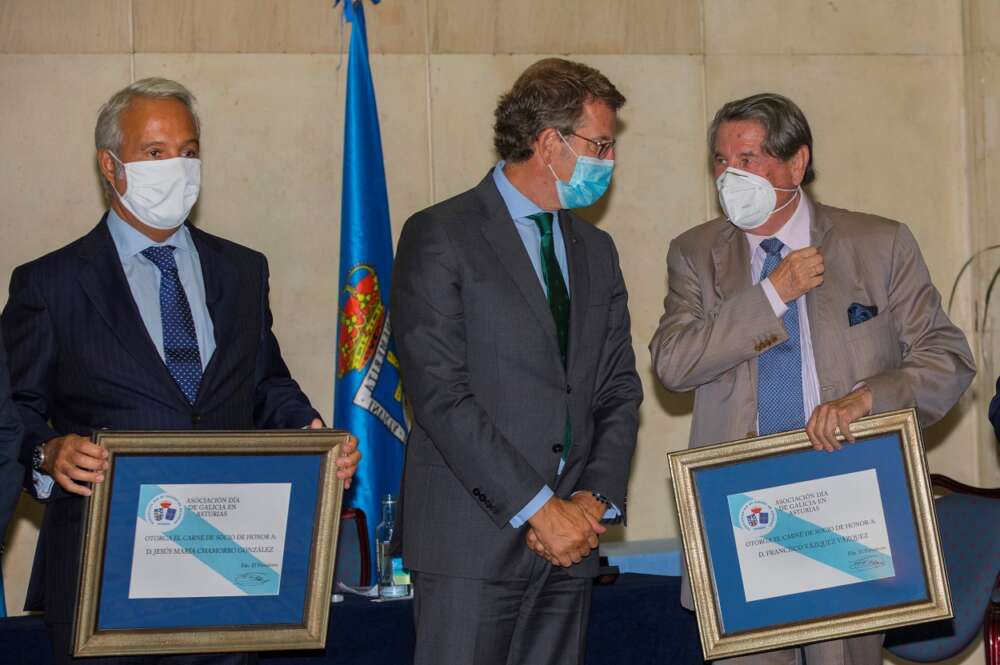 El presidente de la Xunta de Galicia, Alberto Núñez Feijoo (c), durante la entrega de las insignias de oro de la Asociación Día de Galicia en Asturias al presidente del Tribunal Superior de Justicia de Asturias, Jesús María Chamorro (i), y al ex alcalde de La Coruña y ex embajador de España ante la Santa Sede, Francisco Vázquez (d). EFE/Alberto Morante