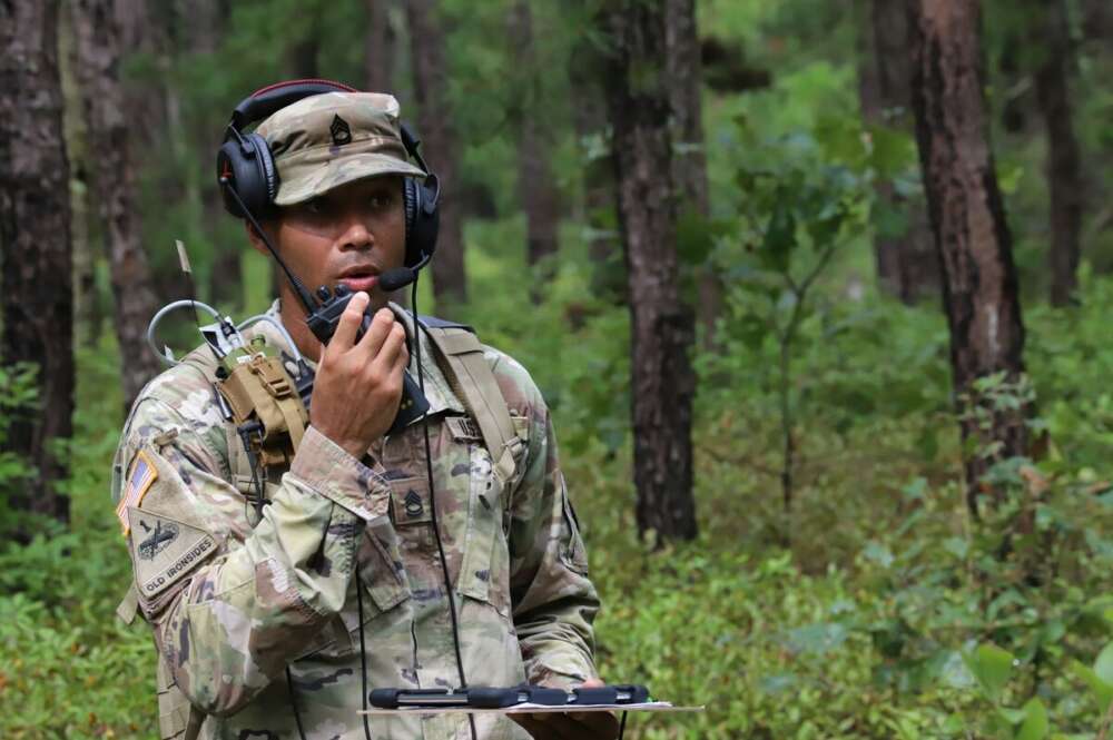 Soldado del ejército americano empleando un transmisor / Jasmyne Douglas/U.S. Army