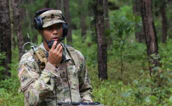 Soldado del ejército americano empleando un transmisor / Jasmyne Douglas/U.S. Army