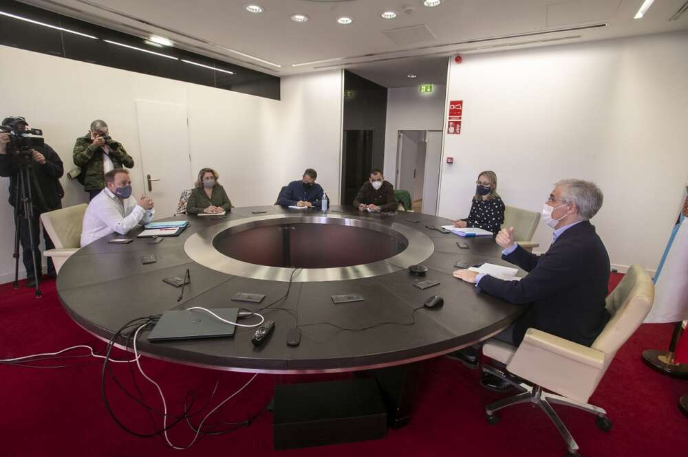 Reunión entre el comité de empresa de Alcoa y el vicepresidente económico de la Xunta, Francisco Conde.