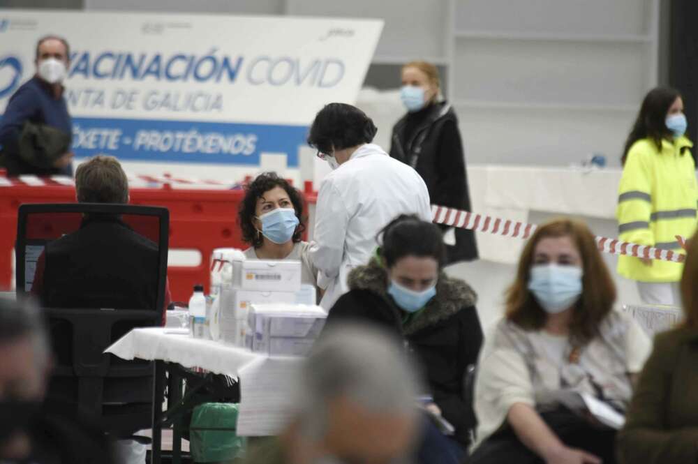 Varias personas esperar para ser vacunadas en el Instituto Ferial de Vigo (Ifevi), en Pontevedra - Europa Press