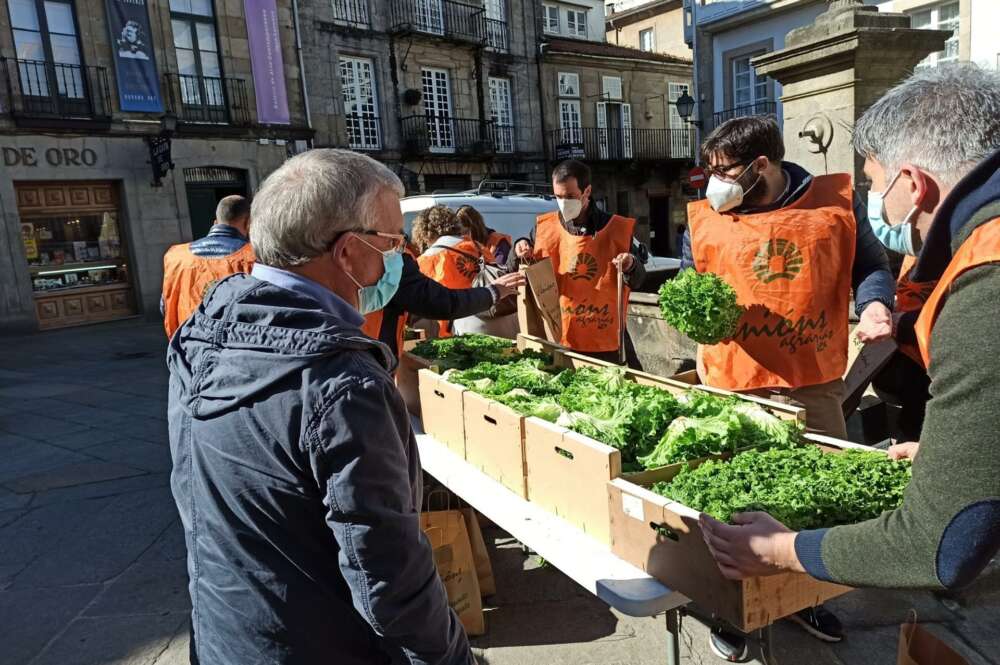 Un grupo de agricultores regala lechugas en la Praza do Toural de Santiago / E.P.