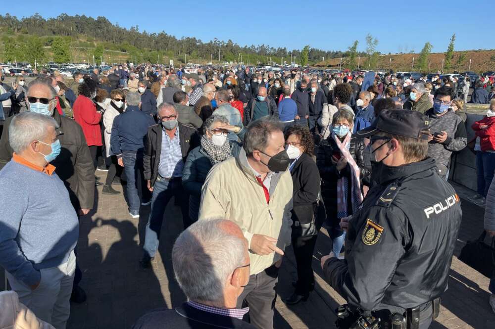 Personas acuden a la vacunación masiva de Santiago de Compostela a 6 de abril de 2021. - Álvaro Ballesteros - Europa Press