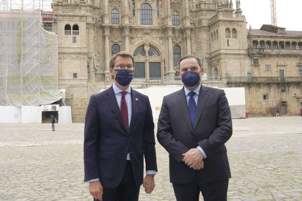 El presidente de la Xunta, Alberto Núñez Feijóo (i), y el ministro de Transportes, José Luis Ábalos, posan en una fotografía ante la Catedral de Santiago de Compostela antes de comenzar una reunión entre ambos mandatarios, a 9 de abril de 2021. - Álvaro Ballesteros - Europa Press