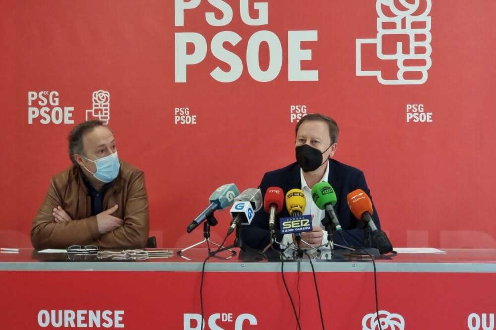 El secretario de Organización del PSOE ourensano, Juan Carlos Francisco Rivera, y el portavoz municipal y líder provincial, Rafael Rodríguez Villarino, en la rueda de prensa - PSDEG