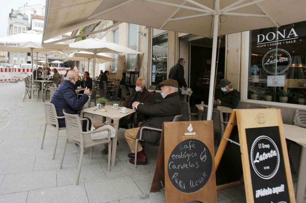 Varias personas en una terraza, el día en que entran en vigor nuevas medidas en la hostelería, en Vigo, Pontevedra, Galicia, (España). La Xunta ha decretado desde este viernes a las 00.00 el paso de la ciudad de Vigo a nivel medio debido a la crisis del C - Europa Press