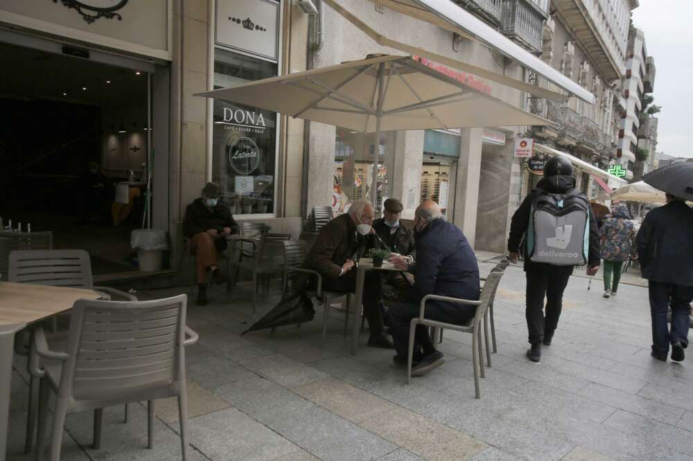 Varias personas en una terraza, el día en que entran en vigor nuevas medidas en la hostelería, en Vigo, Pontevedra, Galicia, (España). La Xunta ha decretado desde este viernes a las 00.00 el paso de la ciudad de Vigo a nivel medio debido a la crisis del C - Europa Press