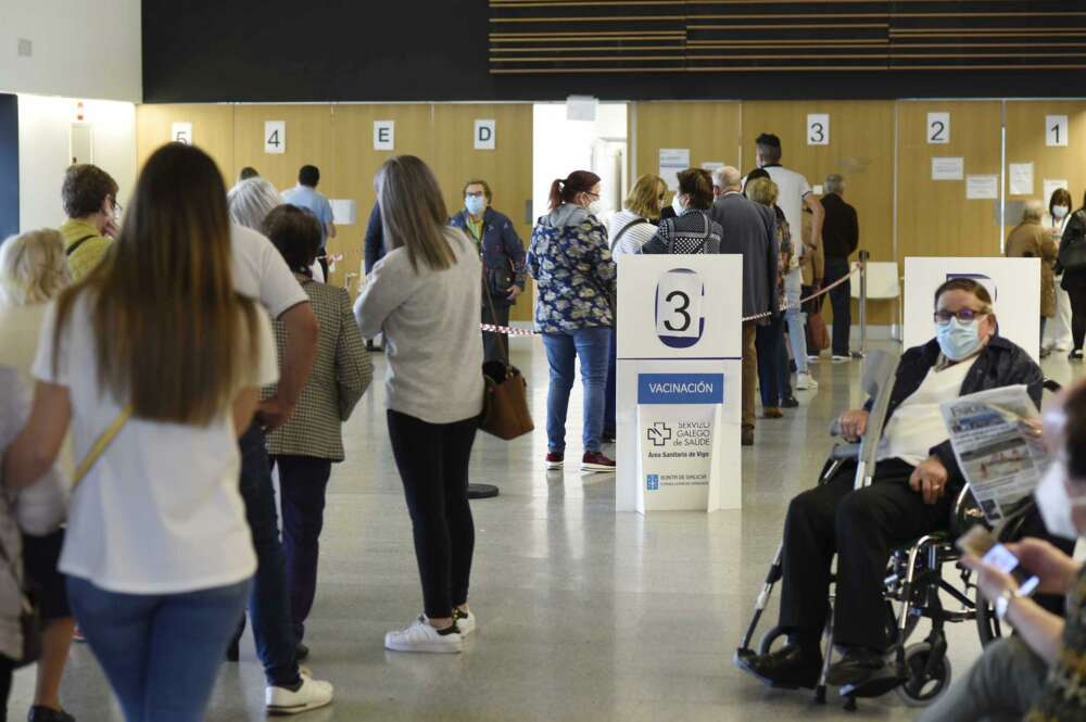 Personas mayores de 80 años, policías, bomberos y profesores esperan para ser vacunados con la dosis de Moderna y AstraZeneca respectivamente, en el hospital Álvaro Cunqueiro de Vigo, en Vigo, Pontevedra, Galicia (España), - Europa Press