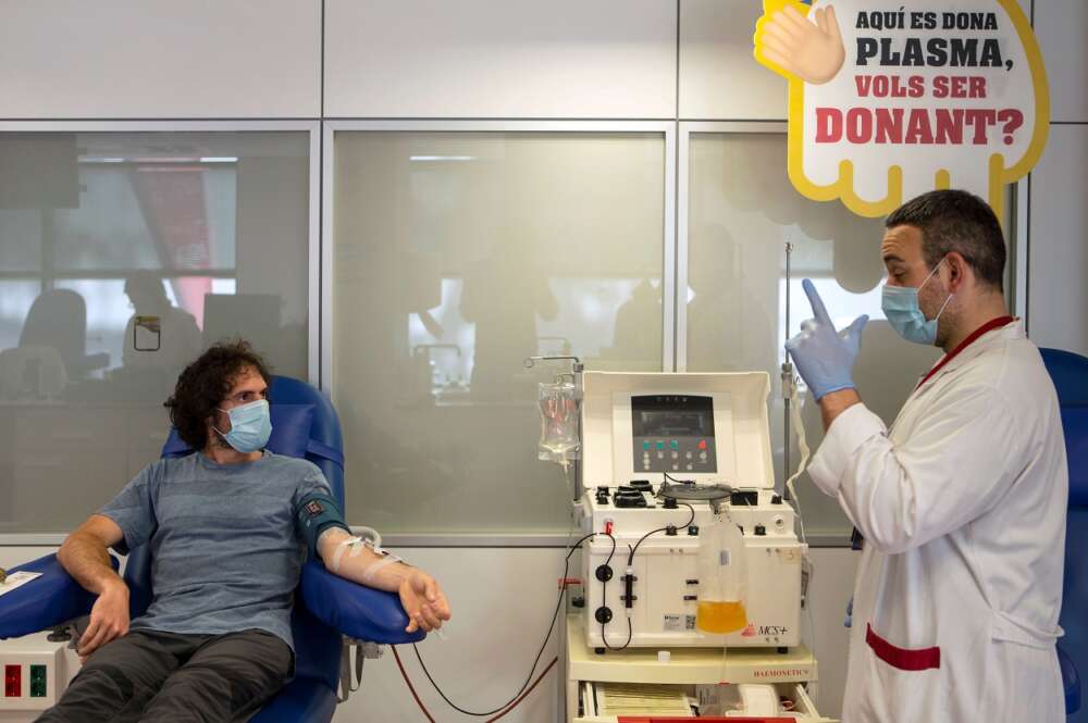 Un paciente recuperado de Covid-19 se somete a una extracción de plasma convaleciente que se usará para un estudio que realiza el hospital Vall d'Hebrón con la empresa Grifols. EFE/ Enric Fontcuberta