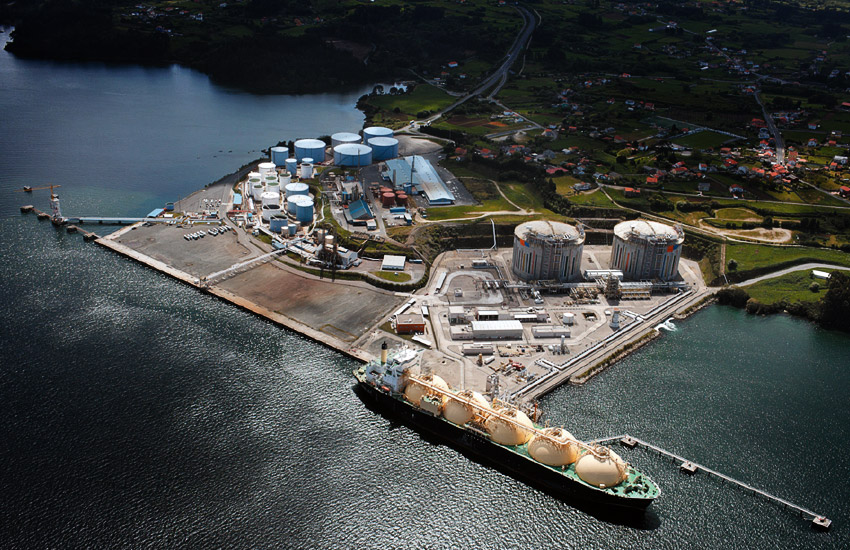 La terminal de graneles líquidos del puerto de Ferrol, con Reganosa a un lado y Forestal del Atlántico al otro / Autoridade Portuaria de Ferrol San Cibrao