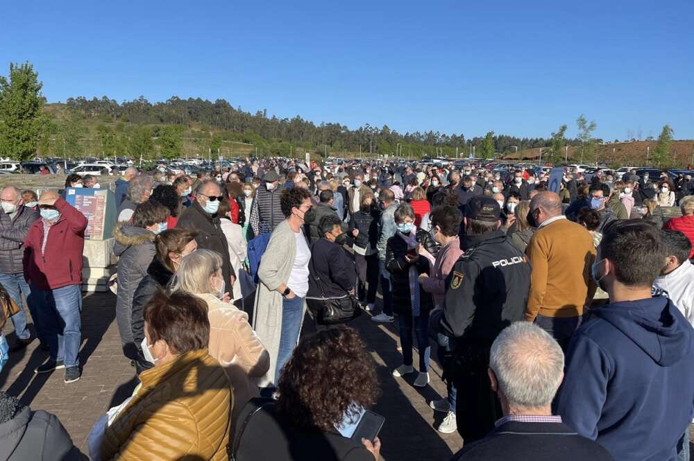 Personas se aglomeran en la vacunación masiva de Santiago de Compostela a 6 de abril de 2021. - Álvaro Ballesteros - Europa Press