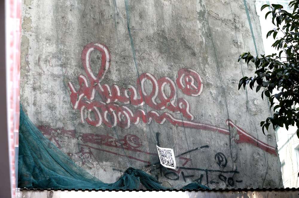 Grafiti con la firma de "Muelle" en una fachada de la calle Montera. EFE/J.J. Guillén