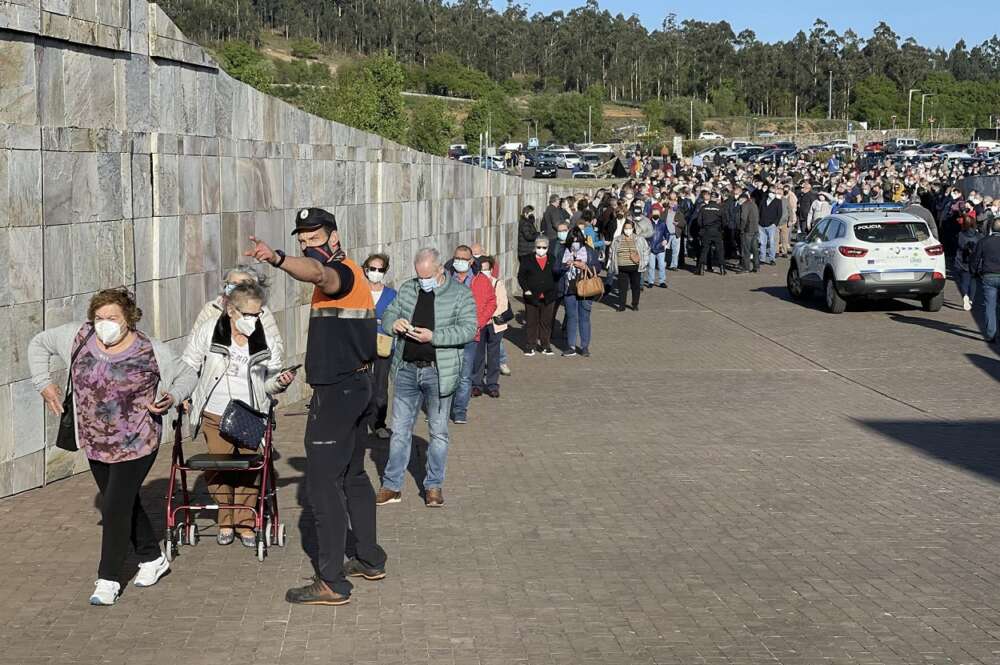 Una larga fila de personas se aglomera en la vacunación masiva de Santiago de Compostela a 6 de abril de 2021. Foto: Europa Press