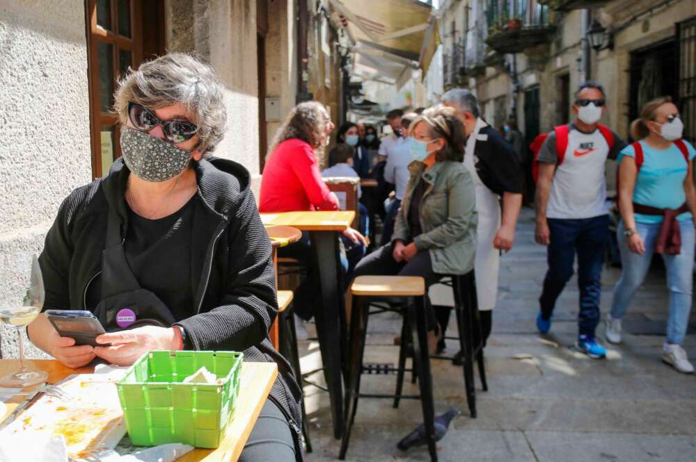 Imagen de vecinos de Vigo en unas terrazas de la ciudad. Foto: Europa Press