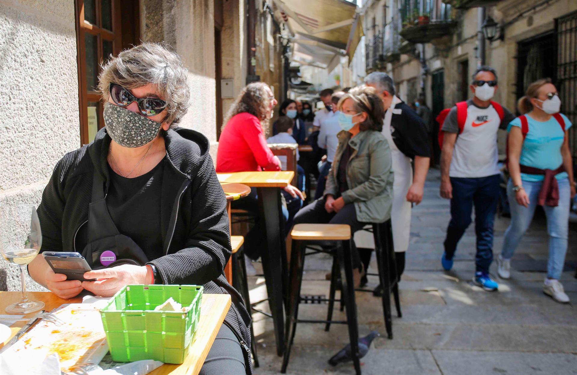 Imagen de vecinos de Vigo en unas terrazas de la ciudad. Foto: Europa Press