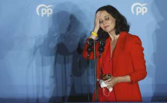 La presidenta de la Comunidad de Madrid y candidata por el Partido Popular a la reelección, Isabel Díaz Ayuso, en el balcón de la sede del partido en la calle Génova, al conocer los resultados electorales tras los comicios autonómicos madrileños. EFE/Mariscal