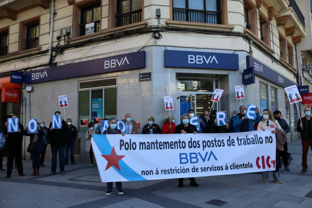 Protesta de la CIG frente al BBVA de la Praza de Catro Camiños en A Coruña / CIG