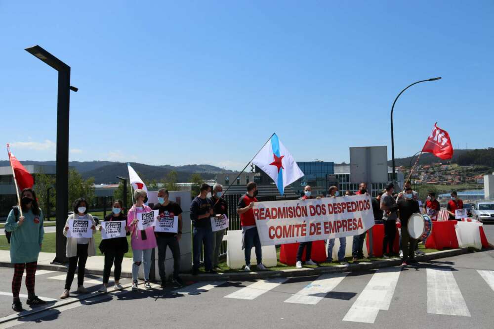 Protesta contra el despido de un trabajador de Veolia frente a la sede de Inditex / CIG