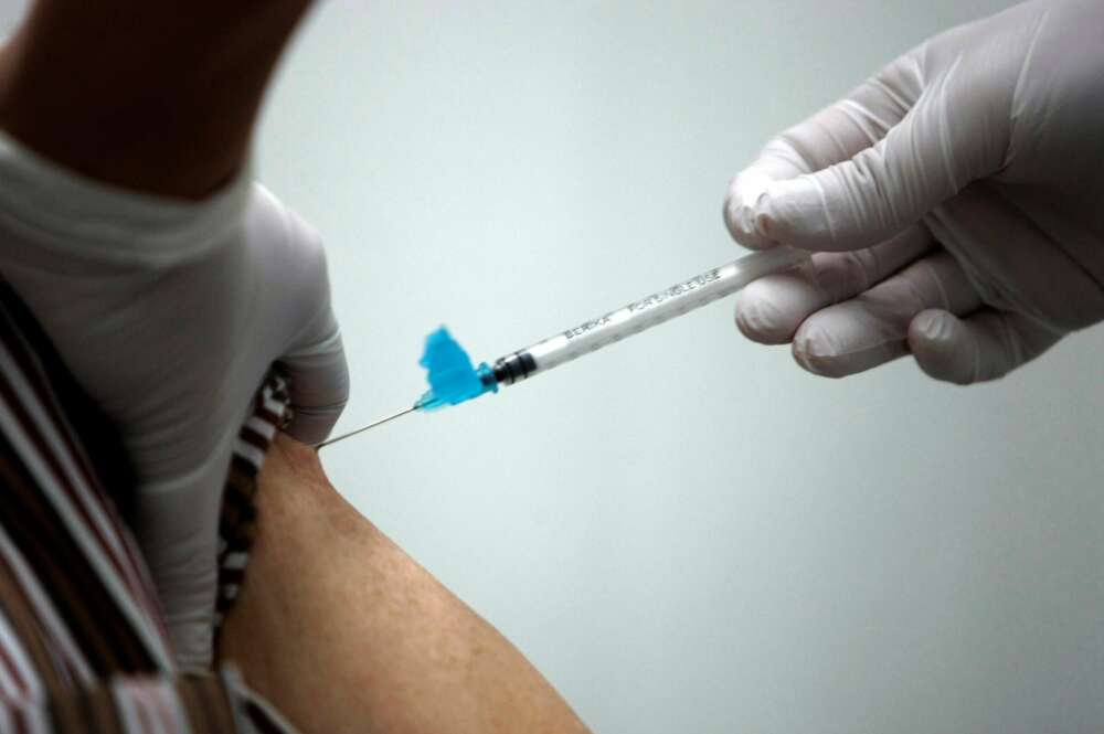 Un hombre se vacuna en A Coruña contra el Covid-19 / EFE/Cabalar