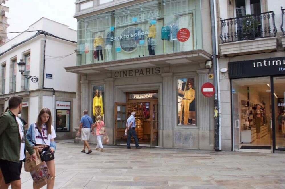 La calle Real de A Coruña perderá el emblemático establecimiento de Pull&Bear ubicado en el antiguo cine París / Business Insider/Mary Hanbury