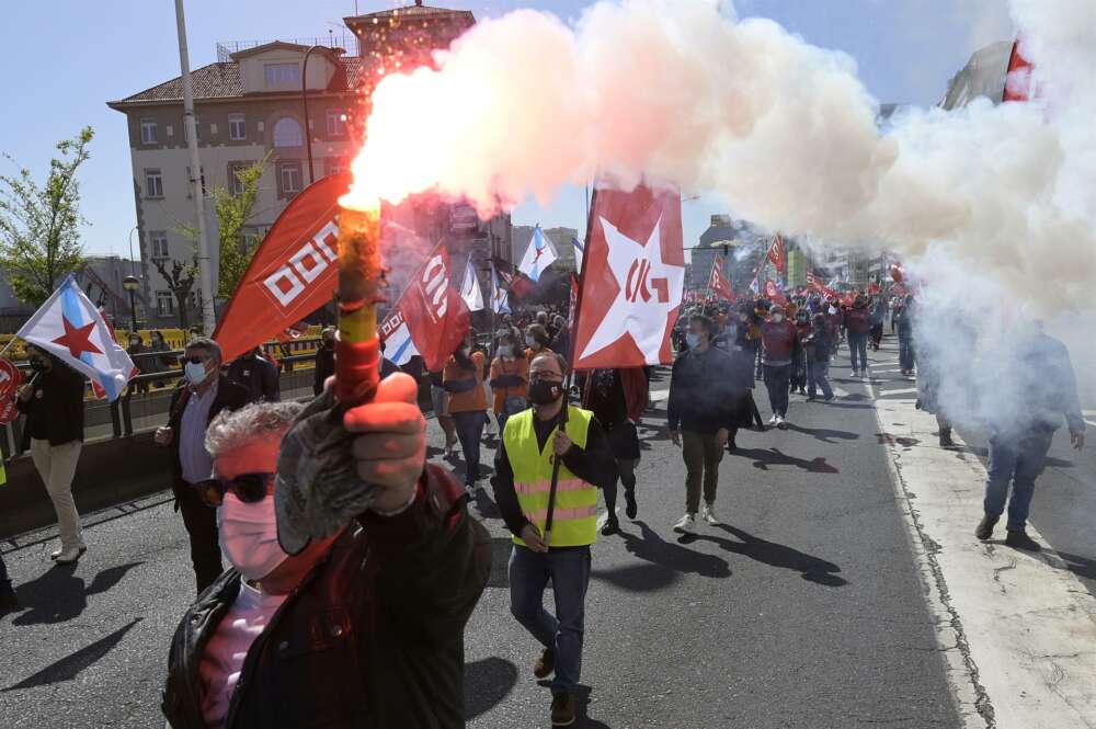 Decenas de personas con banderas de sindicatos y humo durante una manifestación convocada por varios sindicatos"en defensa del empleo, por un futuro industrial, contra la represión sindical en Alu Ibérica" en la plaza de Ourense de A Coruña. - M. Dylan - Europa Press