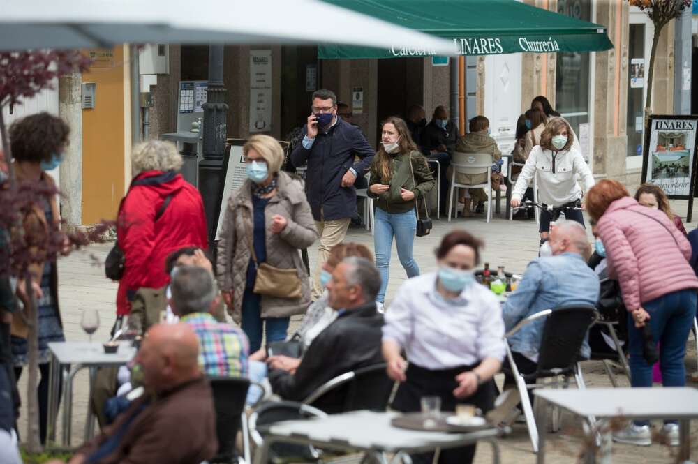 Varias personas, en la terraza de un bar a 9 de mayo de 2021, en Ribadeo, Lugo, Galicia (España). El segundo estado de alarma impuesto por el Gobierno de España para frenar la pandemia del coronavirus ha finalizado a las 00:00 horas de este domingo y tras - Carlos Castro - Europa Press