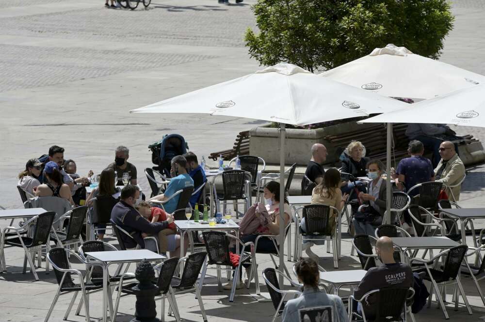 Varias personas en la terraza de un bar, a 29 de mayo de 2021, en A Coruña. - M. Dylan - Europa Press