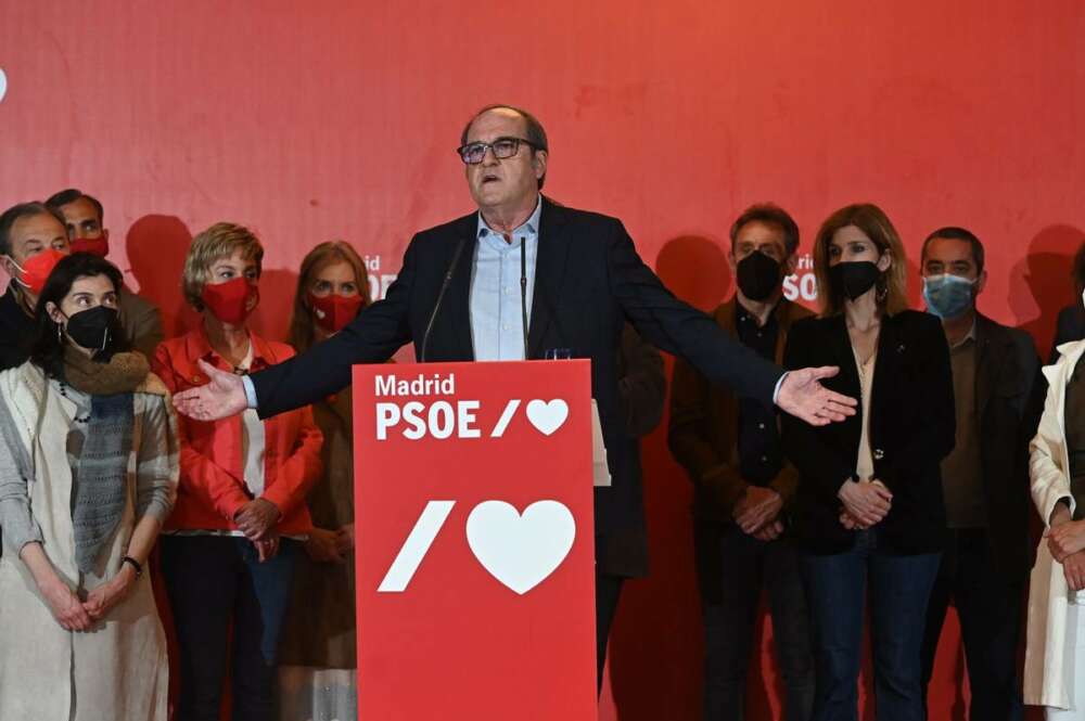Ángel Gabilondo, candidato del PSOE a la Comunidad de Madrid, comparece la noche electoral después de que su partido quedara relegado a la tercera fuerza política del Parlamento madrileño / EFE