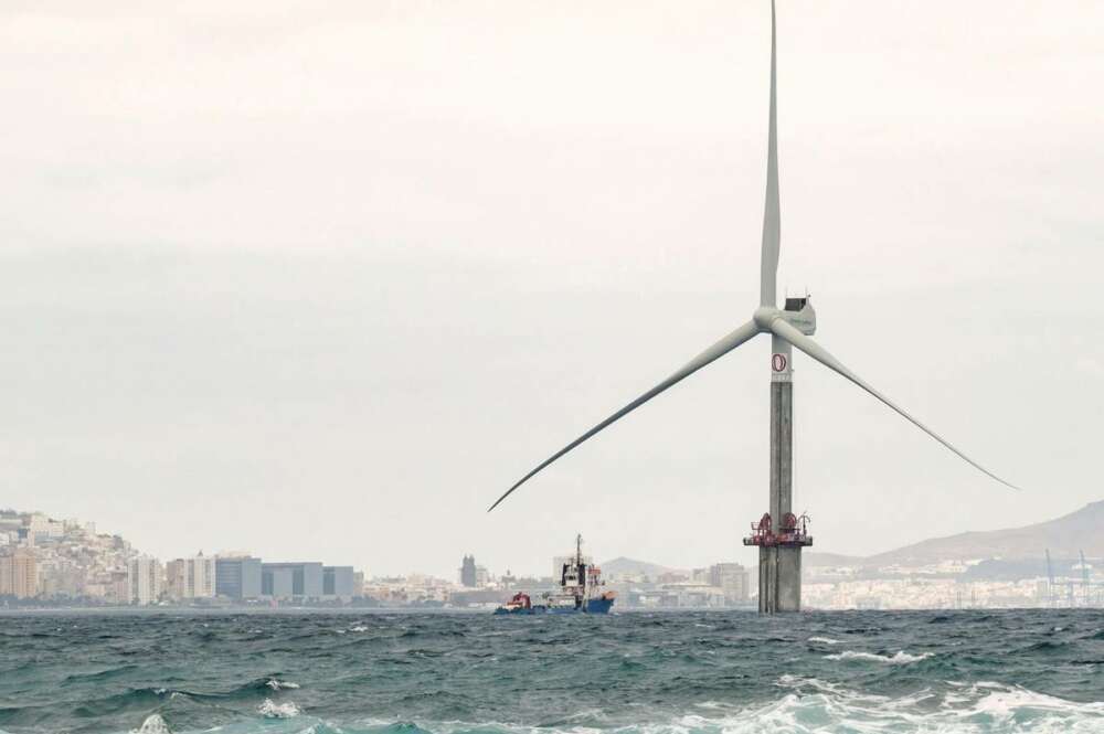 Imagen de una torre de un paque eólico marino. Foto: EFE