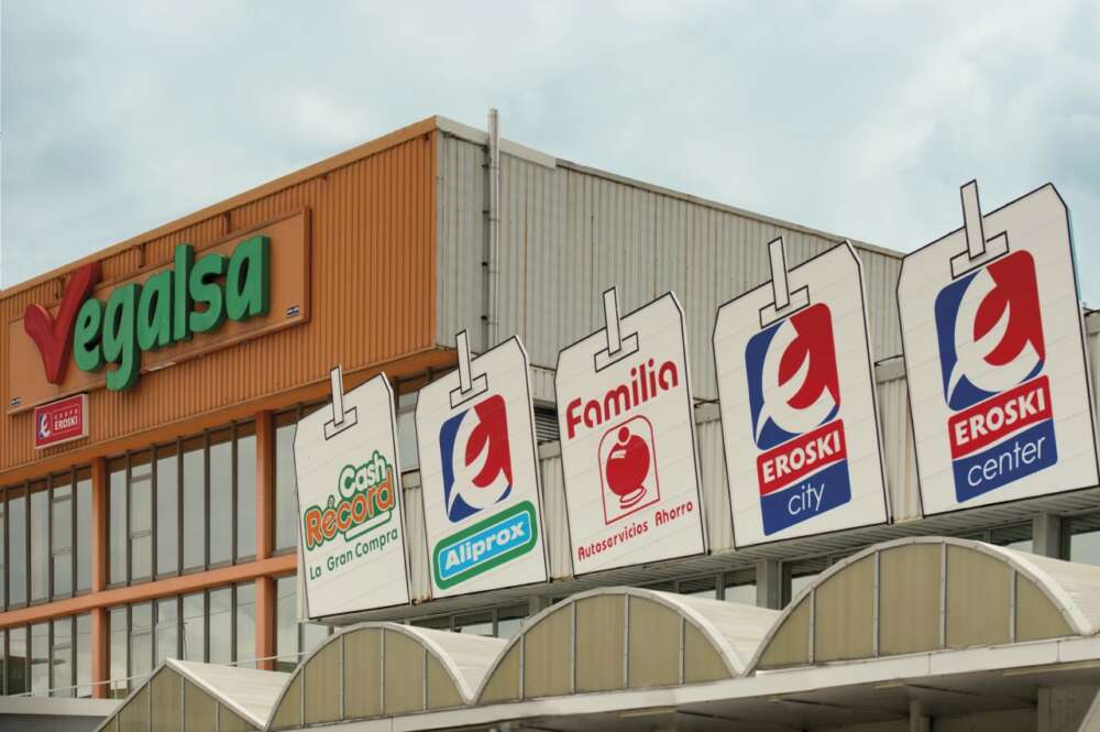 Sede de Vegalsa-Eroski en A Coruña con cartelones de algunas de las marcas comerciales con las que opera la cadena de distribución alimentaria