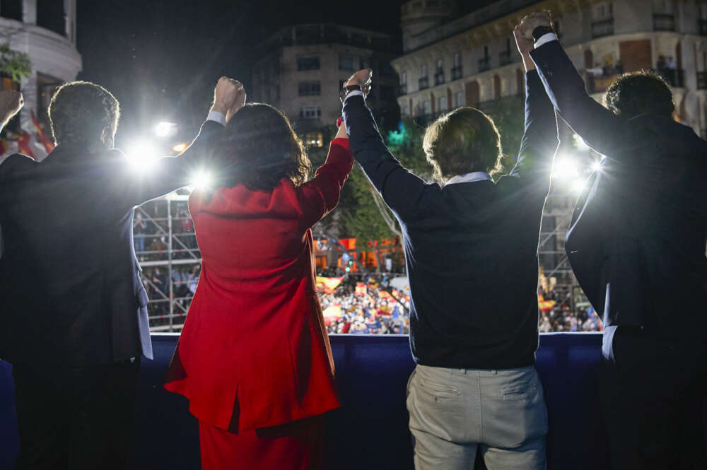 Pablo Casado, Isabel Díaz Ayuso, Martínez Almeida y Teodoro García Egea celebran la victoria electoral desde el balcón de la sede del PP en Génova / EP