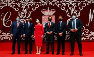 La presidenta de la Comunidad de Madrid, Isabel Díaz Ayuso (3i) junto con el presidente de Castilla y León, Alfonso Fernández Mañueco (i), el presidente de Andalucía, Juanma Moreno (2i) el presidente del PP, Pablo Casado (3d), el presidente de la Xunta, Alberto Núñez Feijóo (2d) y el presidente de Murcia, Fernando López Miras (d) posan tras la investidura de Ayuso celebrada en la Real Casa de Correos este sábado. EFE/J.J. Guillén