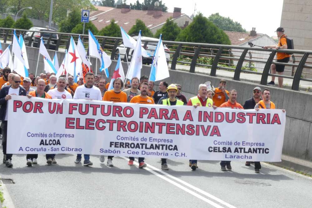 Imagen de archivo con una manifestación de la industria electrointensiva, con trabajadores de Alcoa, Ferroatlántica y Celsa / CIG