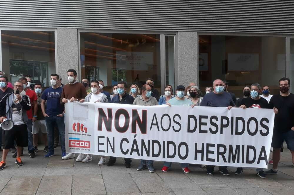 Concentración del personal de Cándido Hermida, proveedor de Inditex, ante la sede del SMAC de Ferrol / CIG