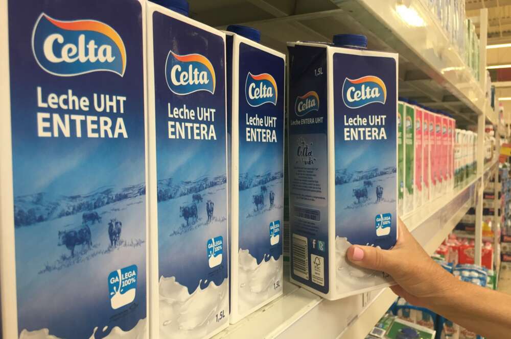 Cartones de Leche Celta en el lineal de un supermercado / Leche Celta