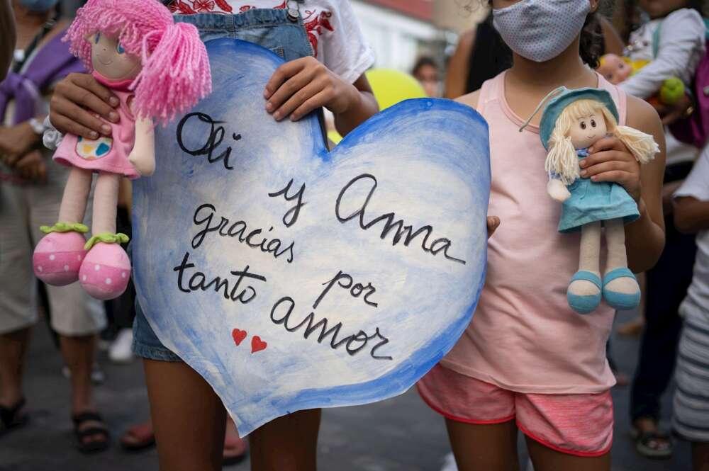 Un millar de personas se concentra en la plaza de La Candelaria de Santa Cruz de Tenerife como repulsa por la muerte de la niña Olivia. EFE/Ramón de la Rocha