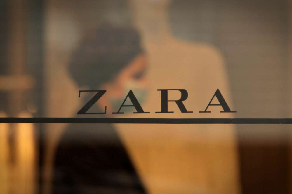 Una trabajadora de la emblemática tienda de Zara en la calle Juan Flórez de A Coruña, la primera abierta por el fundador de Inditex, Amancio Ortega. EFE/Cabalar