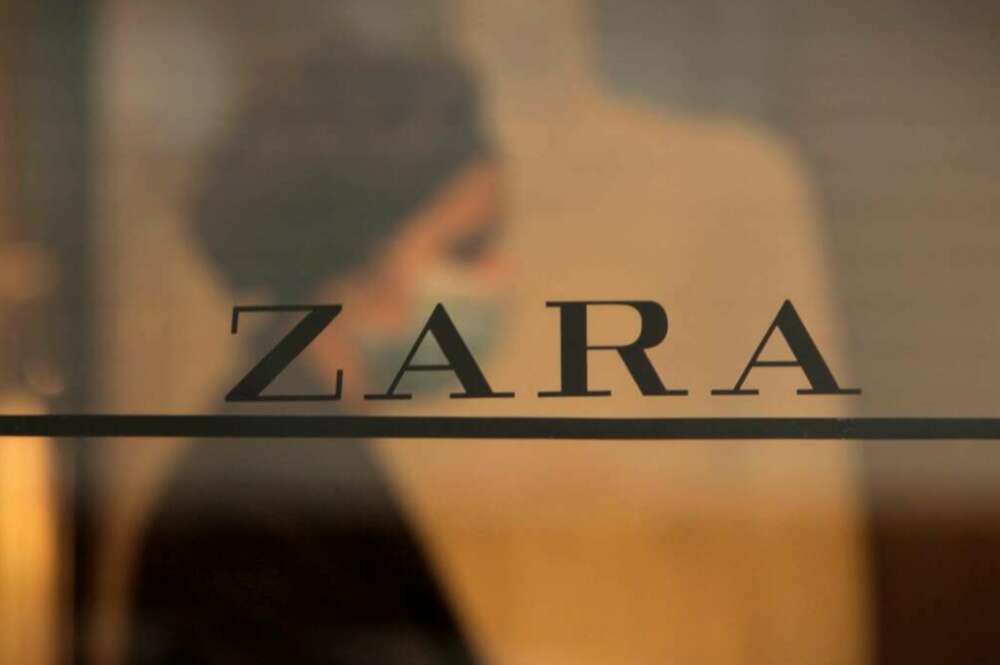 Una trabajadora de la emblemática tienda de Zara en la calle Juan Flórez de A Coruña, la primera abierta por el fundador de Inditex, Amancio Ortega. EFE/Cabalar