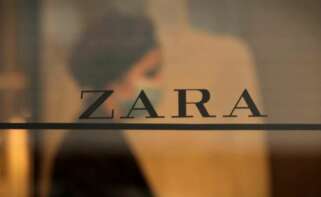Una trabajadora de la emblemática tienda de Zara en la calle Juan Flórez de A Coruña, la primera abierta por el fundador de Inditex, Amancio Ortega. EFE/Cabalar