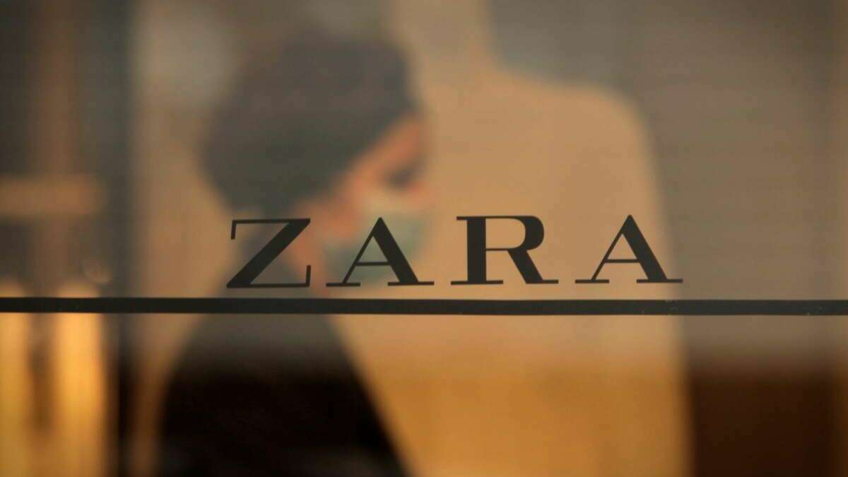 Una trabajadora de la emblemática tienda de Zara en la calle Juan Flórez de A Coruña, la primera abierta por el fundador de Inditex, Amancio Ortega. EFE/Cabalar