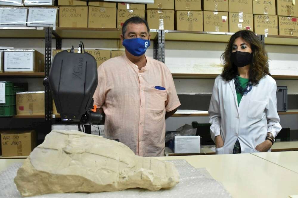 El Museo Arqueológico y de Historia de Elche (MAHE) colabora con el Instituto Valenciano de Conservación, Restauración e Investigación (IVCR+i) en el análisis de una talla de piedra de la época ibera hallada por un agricultor en una pedanía ilicitana para determinar los materiales y policromía. Foto: EFE