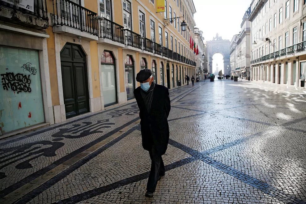 Un ciudadano con mascarilla pasea por Lisboa / EFE