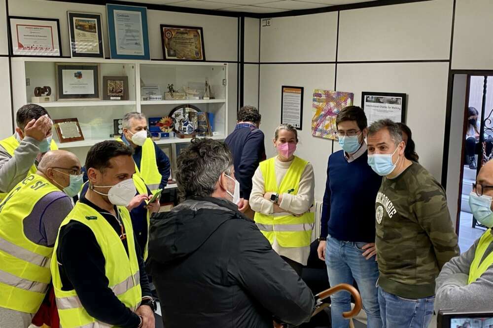 Imagen de los trabajadores de Ence durante su encierro en el Concello de Pontevedra