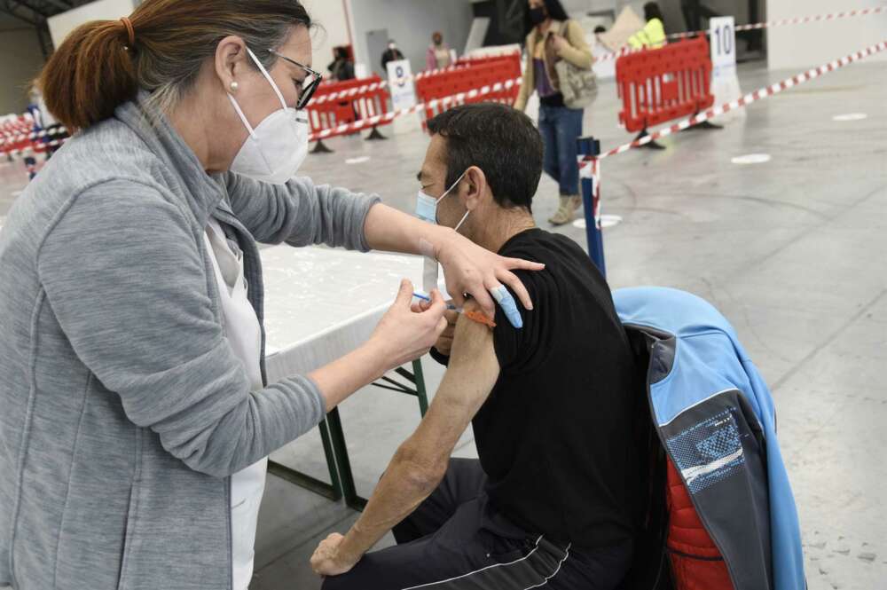 Una sanitaria vacuna a una hombre en el Instituto Ferial de Vigo (Ifevi), en Pontevedra, Galicia (España), a 13 de marzo de 2021