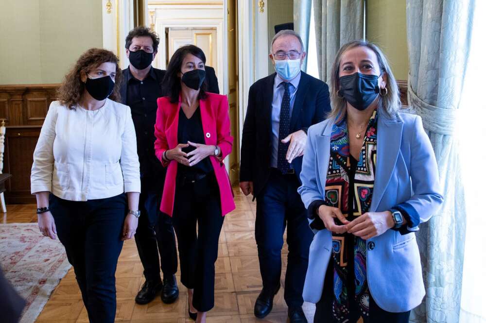 Presentación de la nueva intermodal de Santiago con la presidenta de Adif, Isabel Pardo de Vera; el arquitecto Juan Herreros; el alcalde de Santiago, Xosé Antonio Sánchez Bugallo; y la conselleira de Infraestruturas, Ethel Vázquez - XOÁN CRESPO