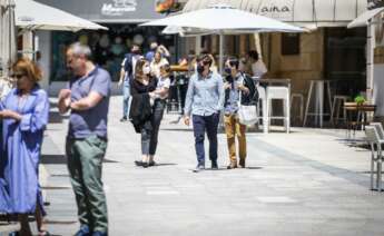 Varias personas en el paseo marítimo de la playa de Sanxenxo, a 4 de junio de 2021, en Sanxenxo, Pontevedra, Galicia, (España). El aumento de las temperaturas y la progresiva mejora de la situación epidemiológica ha colaborado en que los gallegos comience - Beatriz Ciscar - Europa Press