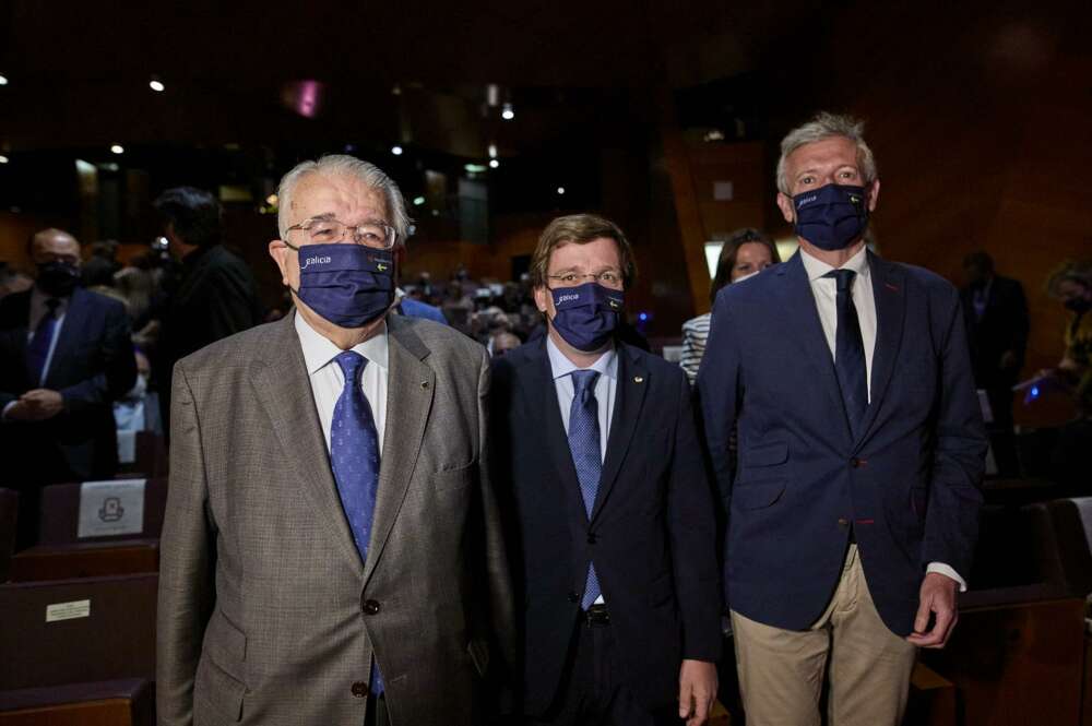 El presidente del Tribunal Constitucional, Juan José González Rivas; el alcalde de Madrid, José Luis Martínez-Almeida y el vicepresidente de la Xunta de Galicia, Alfonso Rueda, posan en la presentación de la Semana Xacobeo 21 / E.P.